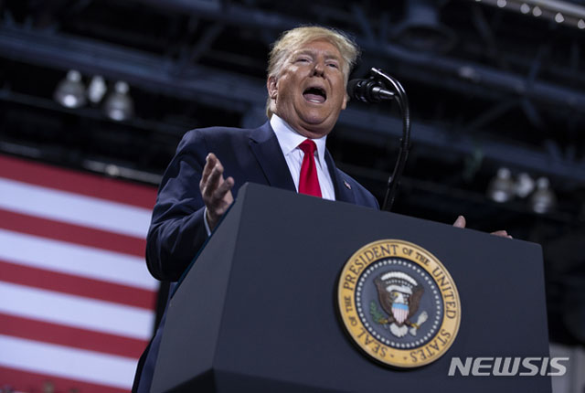 ▲ 하원에서 탄핵소추안이 가결되던 시간 트럼프 대통령은 미시간주 배틀클릭에서 대중연설을 하고 있었다. ⓒ뉴시스 AP. 무단전재 및 재배포 금지.
