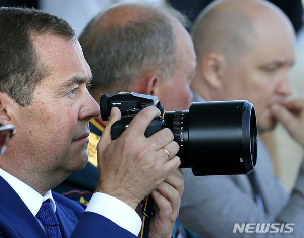 ▲ 지난 8월 일본이 북방영토라 부르는 남쿠릴 열도를 찾은 드미트리 메드베데프 총리. ⓒ뉴시스 AP. 무단전재 및 재배포 금지.