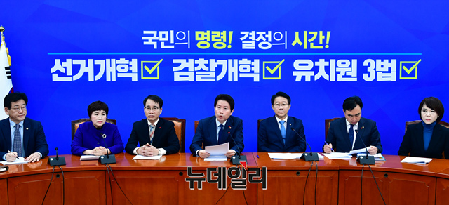 ▲ 이인영 더불어민주당 원내대표가 19일 오전 국회에서 열린 정책조정회의에 참석해 모두발언을 하고 있다.
ⓒ박성원 기자