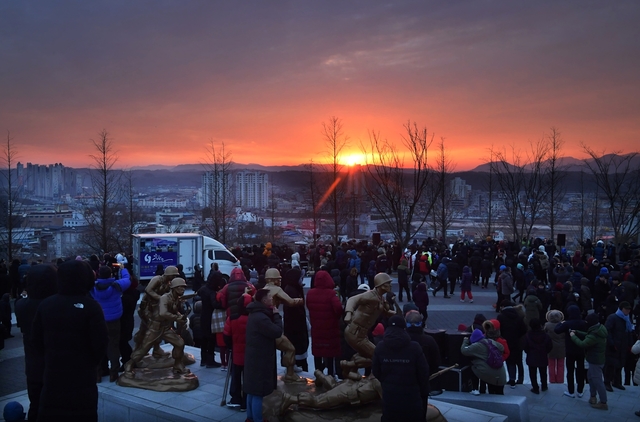 ▲ 영천시 2020년 경자년 해맞이 행사가 2020년 1월1일 영천전투메모리얼 전망타워 일원에서 열린다. 사진은 지난해 해맞이 행사.ⓒ영천시