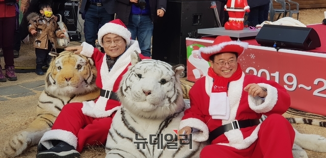 ▲ 이날 이철우 경북도지사, 엄태항 봉화군수 등 내빈들이 산타복장을 하고 행사에 참석해 관광객들에게 즐거움을 선사했다.ⓒ뉴데일리