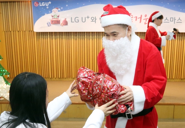 ▲ 하현회 LG유플러스 부회장이 임직원들과 서울 용산구 영락보린원을 찾아 어린이들에게 선물을 전달하는 모습. ⓒLG유플러스