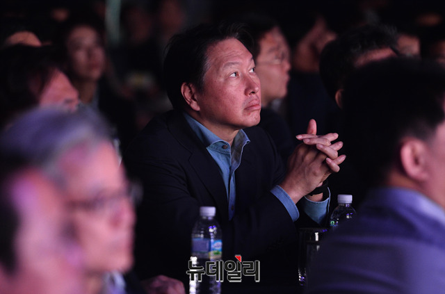 ▲ 최태원 SK 회장이 지난 5월 서울 광장동 워커힐호텔에서 열린 ‘SOVAC 2019’에서 강연을 듣고 있다. ⓒ뉴데일리