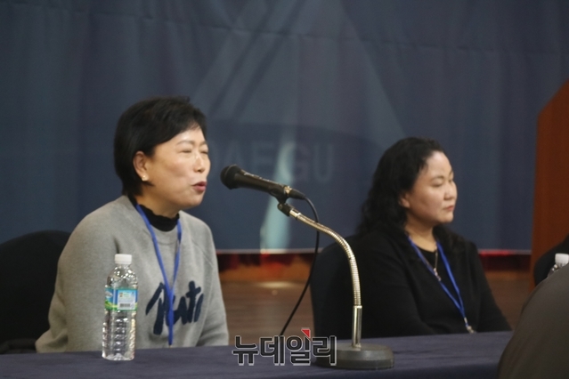 ▲ 시민평가단이 22일 오후 평가단에 참여한 입장을 밝히고 있다.ⓒ뉴데일리