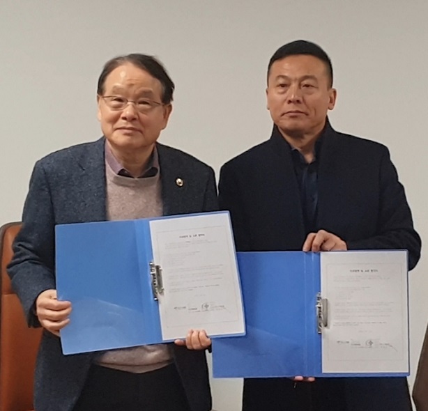 ▲ 청주 하나병원 박중겸 이사장(왼쪽)이 지난 19~21일 중국 산중성 위해서 미년대건강병원을 방문, 유하 총회장과 협약을 체결하고 있다.ⓒ하나병원