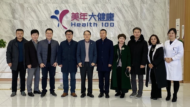 ▲ 박중겸 청주 하나병원장과 미년대건강병원 유하 총회장 등 양 측 관계자들이 협약을 체결한 뒤 기념촬영을 하고 있다.ⓒ하나병원