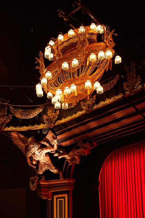 ▲ 부산 드림씨어터 천장에 매달린 샹들리에.ⓒ에스앤코