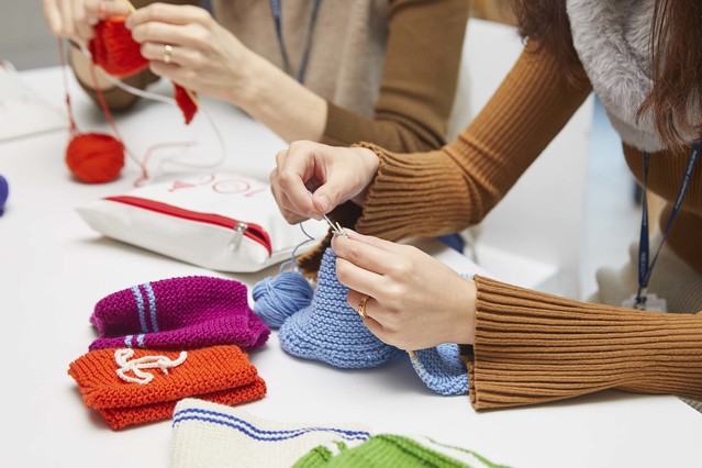 ▲ '신생아 모자뜨기 캠페인'에 나선 넥슨 직원들의 모습. ⓒ넥슨