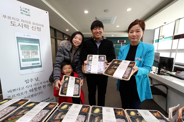 ▲ '지축역 센트럴 푸르지오' 입주민들이 입주 도시락 서비스를 받고 있다.ⓒ대우건설