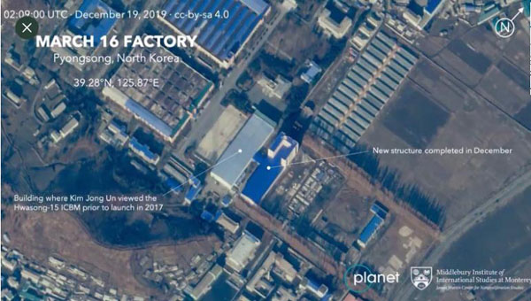 ▲ 최근 촬영한 위성사진에서 증축이 포착된 평성 3.16 자동차 공장. 파란 지붕 건물이 신축한 곳이다. ⓒ美CNN 관련보도 캡쳐-미디어랩스 제공.