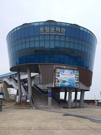 ▲ ㈜포항크루즈가 포항운하관 4층 전망대에서 ‘포항의 옛날 사진전‘을 상설 전시하고 있다.ⓒ포항시