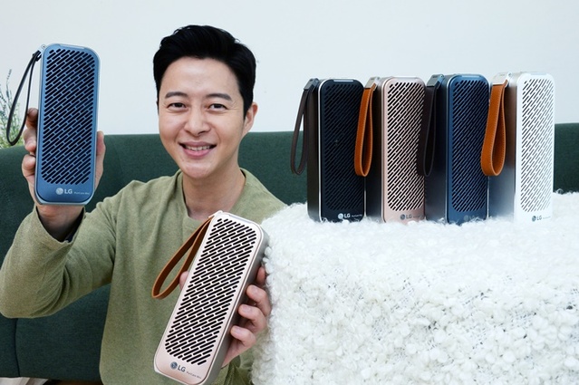 ▲ LG전자가 휴대용 공기청정기 'LG 퓨리케어 미니 공기청정기'에 새로운 색상인 로즈골드와 다크블루를 추가해 이번 주말부터 판매를 시작한다.

로즈골드와 다크블루는 기존 휴대용 공기청정기에서는 보기 어려운 색상이지만 20~ 30대 등 젊은층이 선호하는 색상이라 이번에 추가됐다.ⓒLG전자