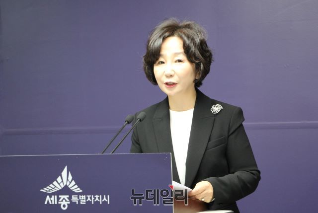 ▲ 송아영 자유한국당 세종시당 위원장이 23일 ‘여야 4+1 협의체’가 선거구 획정 기준 인구 수를 ‘선거일 전 3년 평균’으로 합의한 것과 관련, “세종시 선거구를 도둑질하려는 것”이라며 민주당 이해찬 대표의 해명을 촉구하고 있다.ⓒ김동식 기자