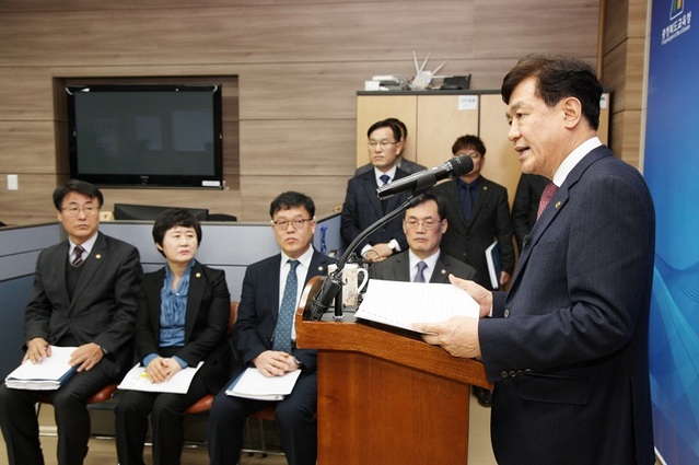 ▲ 김병우 충북도교육감이 23일 도교육청 기자실에서 간부들이 배석한 가운데 기자회견을 갖고 있다.ⓒ충북도교육청