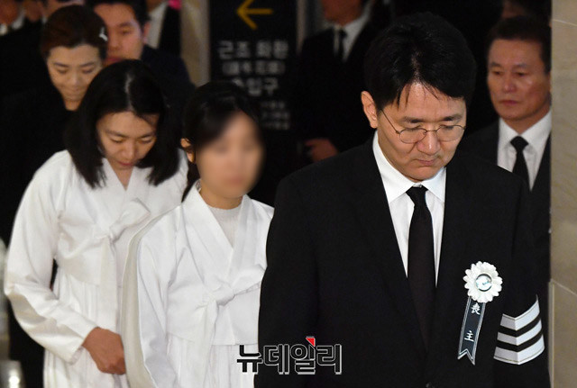 ▲ 지난 4월 고 조양호 회장 영결식에서 영정을 따라 운구차로 나서는 조원태 회장과 흰 상복을 입고 뒤를 따르는 조현아 전 부사장ⓒ뉴데일리