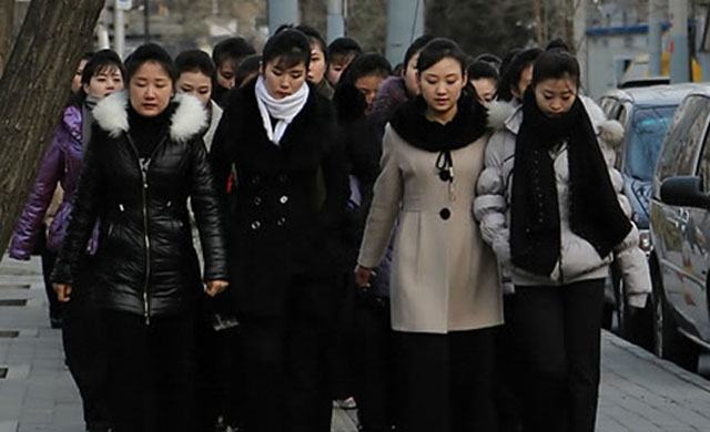 ▲ 과거 중국 국경지대에서 포착된 북한 노동자들의 출근 모습. ⓒ연합뉴스. 무단전재 및 재배포 금지.
