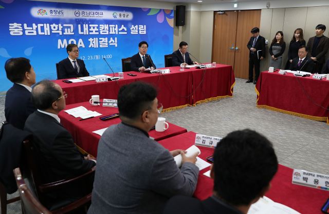 ▲ 양승조 충남지사는 23일 도청 상황실에서 오덕성 충남대 총장, 김석환 홍성군수와 충남대 내포캠퍼스 설립을 위한 합의각서(MOA)를 가졌다.ⓒ충남도