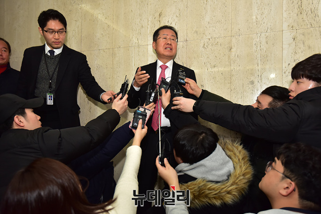 ▲ 홍준표 전 자유한국당 대표가 23일 국민통합연대 출범식 후 기자들과 만나 인터뷰에 응하고 있다. ⓒ정상윤 기자