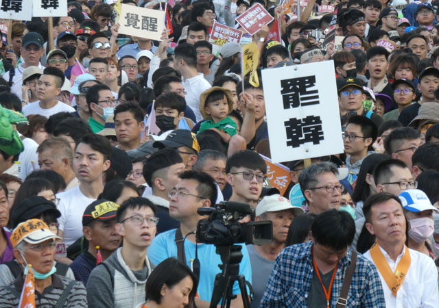 ▲ 반 한궈위 행진에서 '罷韓' (한궈위 파면) 피켓을 든 카오슝 시민ⓒ허동혁
