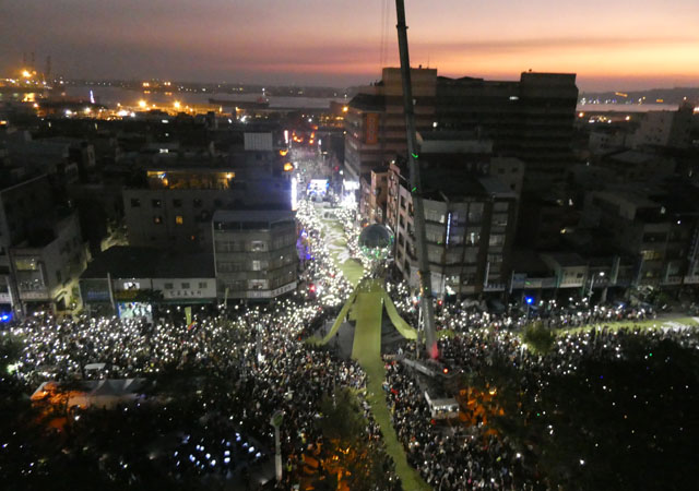 ▲ 반 한궈위 행진에 등장한 거대 걸개 현수막ⓒ허동혁