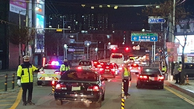 ▲ 충남경찰이 야간에 음주단속을 하고 있다.ⓒ충남지방경찰청