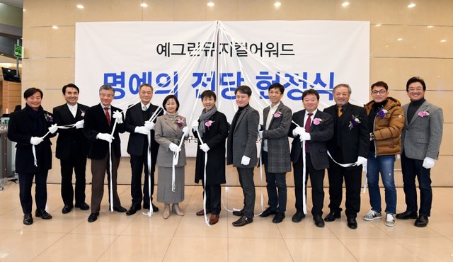 ▲ 한진섭 조직위원, 유희성 조직위원, 최창주 조직위원, 강대진 조직위원, 이유리 공동조직위원장, 임정혁 한국소극장협회 이사장, 손상원 아트원씨어터 대표, 정인석 한국공연프로듀서협회 이사장, 윤진호 공동조직위원장, 송용태 조직위원, 박기태 유니플렉스 본부장, 박철호 조직위원(왼쪽부터).ⓒ충무아트센터