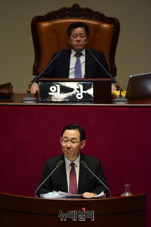 ▲ 주호영 자유한국당 의원이 23일 오후 국회에서 열린 본회의에서 선거법 개저안이 상정되자 필리버스터(무제한 토론)를 시작하고 있다.
ⓒ이종현 기자