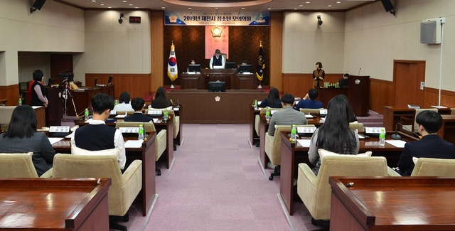 ▲ 24일 제천청소년문화의집 소속 청소년참여위원회 학생 20명 제천시의회에서 '청소년 모의의회'를 열고 있다.ⓒ제천시의회