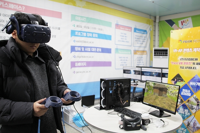 ▲ 영남이공대가 23일 대구 지하철 명덕역 지하 1층에 메이커스랩을 개소했다. 사진은 메이커스랩 ‘지니’에서 VR 체험 모습.ⓒ영남이공대