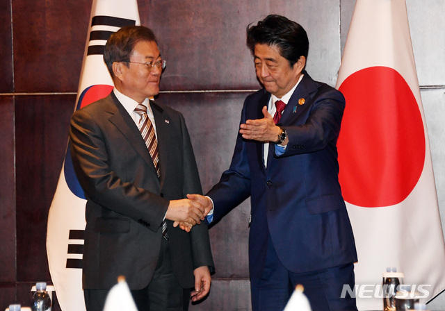 ▲ 문재인 대통령과 아베 신조 일본 총리가 24일 중국 청두 샹그릴라 호텔에서 정상회담 전 악수를 나누고 있다. ⓒ뉴시스