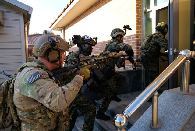 ▲ 적 주요시설에 돌입할 때 필수적인 근접전투(CQB) 훈련을 하는 한미 특전사 대원들. ⓒ미군 영상사진 아카이브 제공.