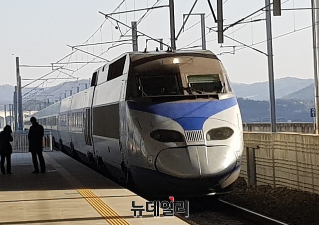 ▲ KTX세종역을 추진하고 있는 세종시가 대안으로 최근 ITX 세종역을 검토하고 있는 것으로 알려지고 있다. 사진은 충북 청주시 흥덕구 오송역으로 KTX가 들어오고 있는 모습.ⓒ뉴데일리 충청본부 D/B