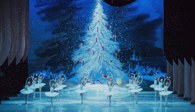 ▲ 발레 '호두까기인형' 중 '눈송이 춤' 장면.ⓒ국립발레단