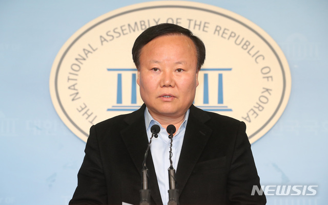 ▲ 지난 24일 김재원 자유한국당 정책위의장이 정론관에서 기자회견을 가지고 선거법 개정안의 문제점을 지적하며 비례한국당 창당을 공식화 했다. ⓒ뉴시스