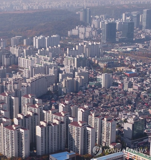 ▲ 주택산업연구원은 내년도 주택가격이 각종 규제에도 불구하고 전체적으로는 1.0%, 아파트는 1.2% 상승할 것이라고 밝혔다. 사진은 서울 서대문구 아파트단지 모습ⓒ연합뉴스