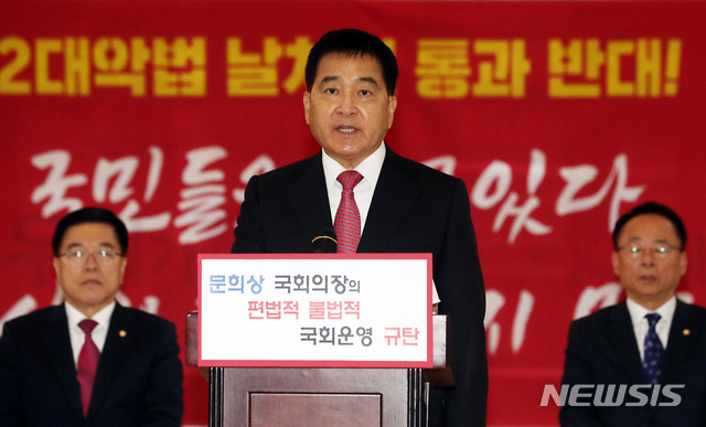 ▲ 심재철 자유한국당 원내대표가 25일 오후 서울 여의도 국회 본관 로텐더홀에서 열린 최고중진연석회의에서 발언을 하고 있다. ⓒ뉴시스