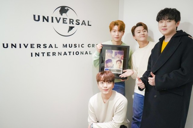 ▲ 포레스텔라 '미스티크(Mystique)' 플래티넘 달성 기념 사진.ⓒ유니버설뮤직