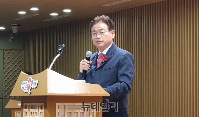 ▲ 이철우 경북도지사가 신년 화두로 ‘녹풍다경(綠風多慶·푸른 새바람으로 경북에 좋은 일들을 많이 만들어 내겠다)으로 선정하고 내년에도 변화에 속도를 낼 것이라고 밝혔다.ⓒ뉴데일리