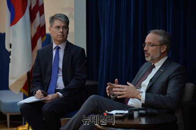 ▲ 지난 18일 제6차 회의 이후 한국 기자들과 만나 한미 방위비 분담금 협정 협상에 대해 설명하는 제임스 드하트 미국 측 대표. ⓒ뉴데일리 DB.