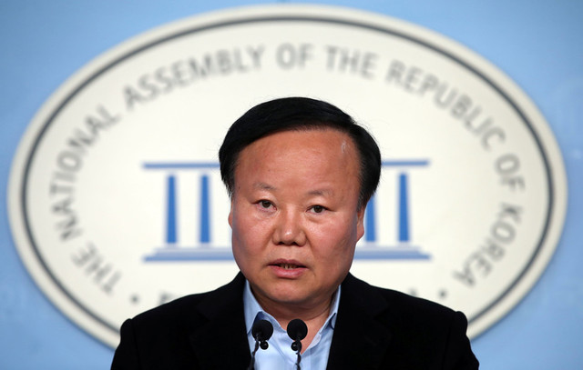 ▲ 자유한국당 김재원 정책위의장. 김재원 정책위의장은 24일 오전 국회 정론관에서 기자회견을 열고 ‘비례대표 전담 정당’을 결성하겠다고 밝힌 바 있다.ⓒ연합뉴스