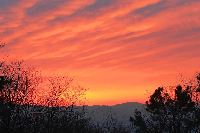 ▲ 대구 수성구가 2020년 경자년 새해 천을산 해맞이 행사를 개최한다. 사진은 2019년 새해 아침 천을산 광경.ⓒ수성구