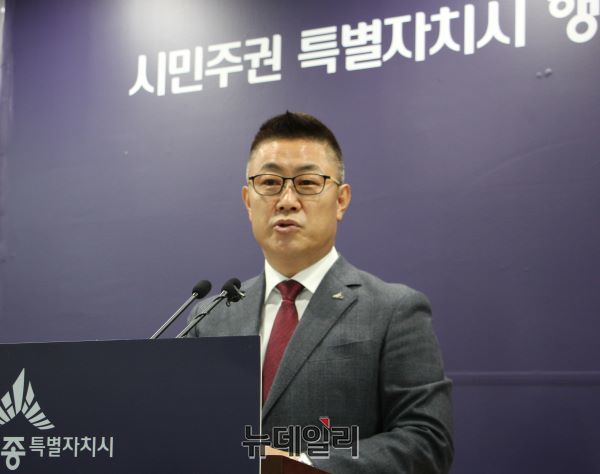 ▲ 김부유 세종시사회복지협의회장이 26일 세종시청 브리핑룸에서 내년에 치러질 세종시 체육회장 선거에 공식 출마를 선언하고 있다.ⓒ김동식 기자