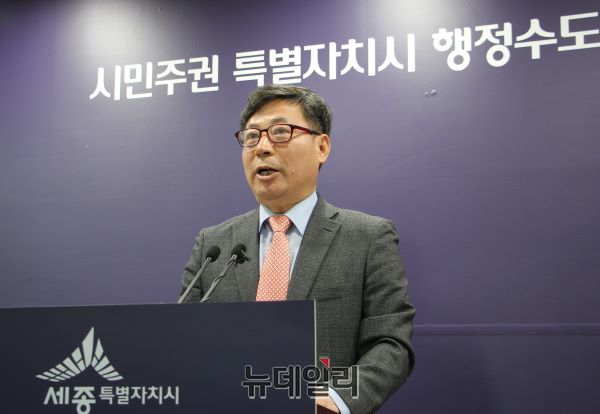 ▲ 박순영 세종시 한솔지구대 생활안전협의회장이 26일 세종시청 브리핑룸에서 내년에 치러질 세종시 체육회장 선거에 공식 출마를 선언하고 있다.ⓒ김동식 기자