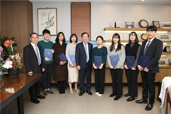 ▲ '2020년도 장학증서 수여식'이 끝난 후 한국감정평가사협회 김순구 회장(왼쪽에서 다섯 번째), 협회 김성남 상근부회장(왼쪽에서 첫 번째)와 학생들이 기념촬영을 하고 있는 모습.ⓒ한국감정평가사협회