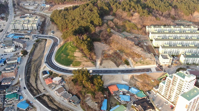 ▲ 울진군(군수 전찬걸)은 시가지 교통체증 해소의 일환으로 추진한 울진도시계획도로 개설사업을 완료했다.ⓒ울진군