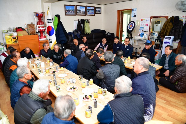 ▲ 월성본부가 지난 23일 연말 맞이 동경주지역 어르신 방문했다.ⓒ월성원자력본부