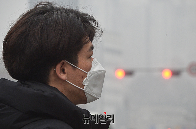 ▲ 대구시가 26일 오전 6시부터 오후 9시까지 초미세먼지 위기경보 ‘관심’ 단계를 발령하고 비상저감조치 시행 중이다.ⓒ뉴데일리