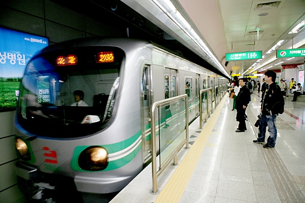 ▲ 대구도시철도공사가 31일 국채보상기념공원에서 진행되는 2019 제야의 타종행사와 관련해 도시철도를 연장 운행한다.ⓒ대구시