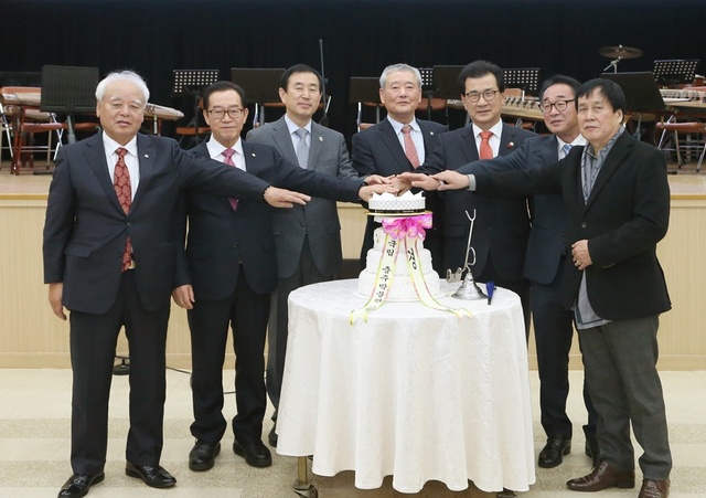 ▲ 26일 충주시청에서 열린 '국립충주박물관 건립 환영 보고회'에서 이시종 지사, 이종배 국회의원, 조길형 시장, 손창일 추진위원장 등이 축하케이크를 절단하고 있다.ⓒ충주시