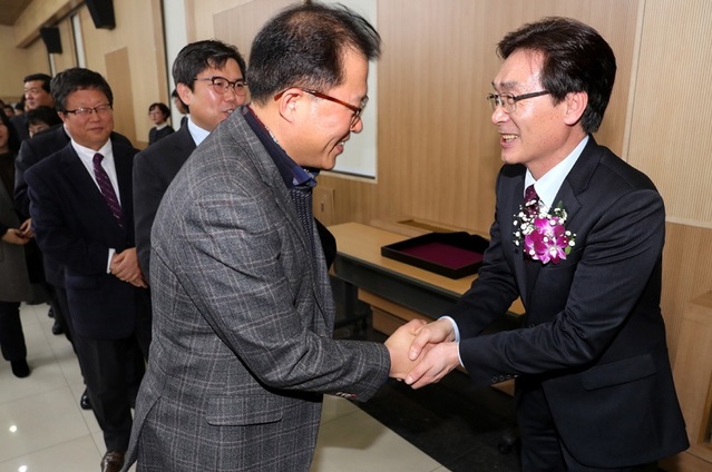 ▲ 이장섭 충북도 정무부지사가 26일 퇴임식을 가진뒤 도청 직원들과 이임인사를 나누고 있다.ⓒ충북도